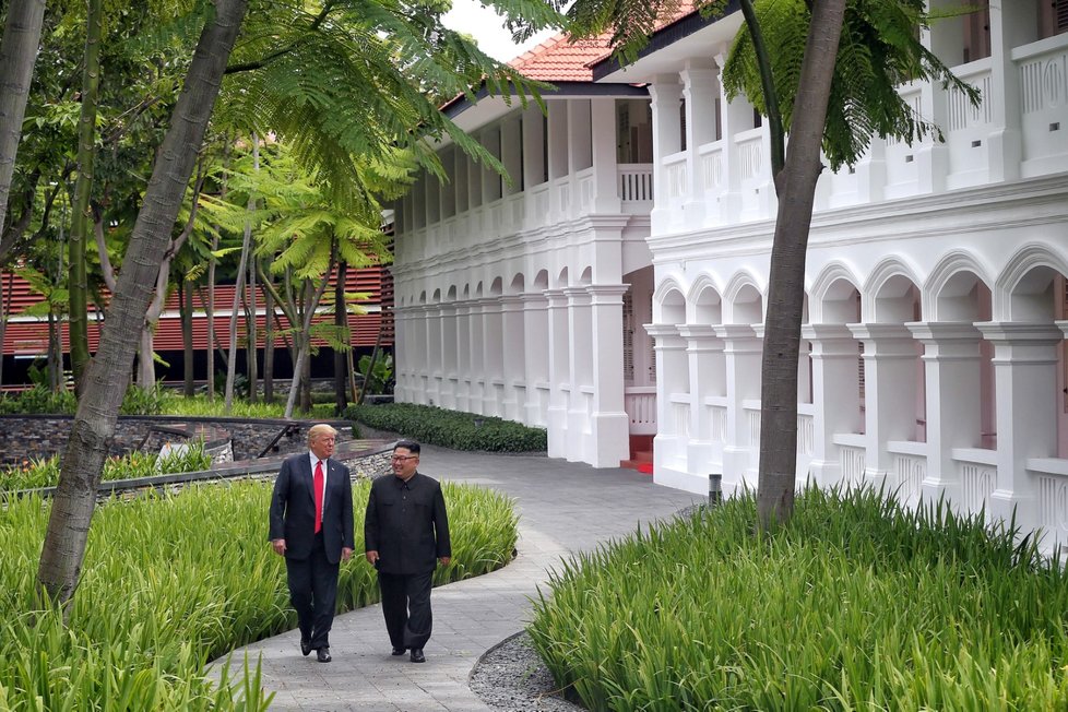 Donald Trump na procházce s Kim Čong-unem