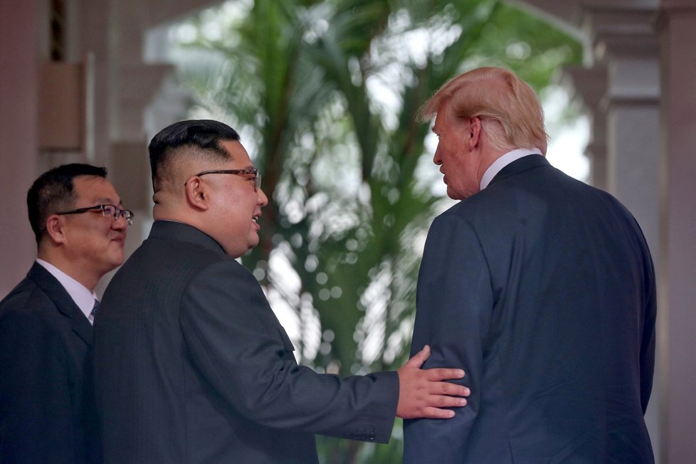 Donald Trump a Kim Čong-un se sešli v Singapuru.