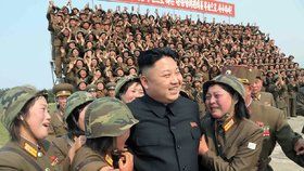 Kim Čong-un v obležení žen z armády