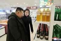 Severokorejský vládce Kim Čong-un na nákupech: Obdivoval sojovku i vlněné ponožky