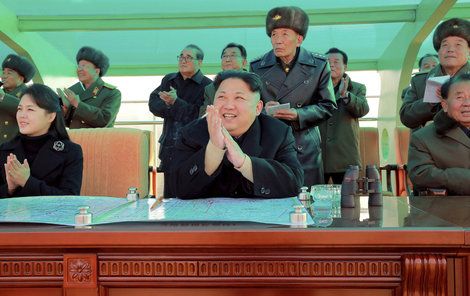 Ri Sol-ču na přehlídce s Kimem a šéfy severokorejského letectva.