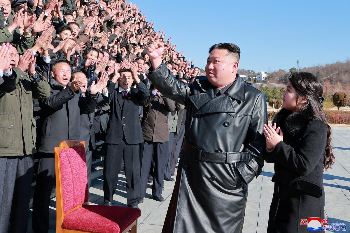 Následnice Kim Ču-ae zdraví davy.