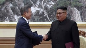 Jihokorejský prezident Mun Če-in a jeho protějšek z KLDR Kim Čong-un po společné dohodě (19. 9. 2018)