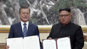 Jihokorejský prezident Mun Če-in a jeho protějšek z KLDR Kim Čong-un po společné dohodě (19. 9. 2018)