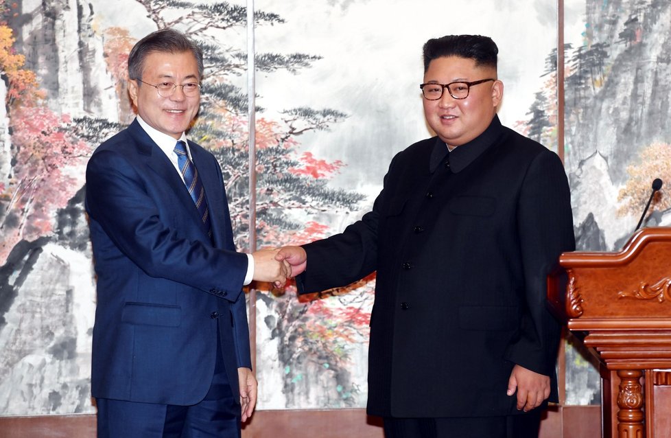 Jihokorejský prezident Mun Če-in a jeho protějšek z KLDR Kim Čong-un po společné dohodě (19. 9. 2018)