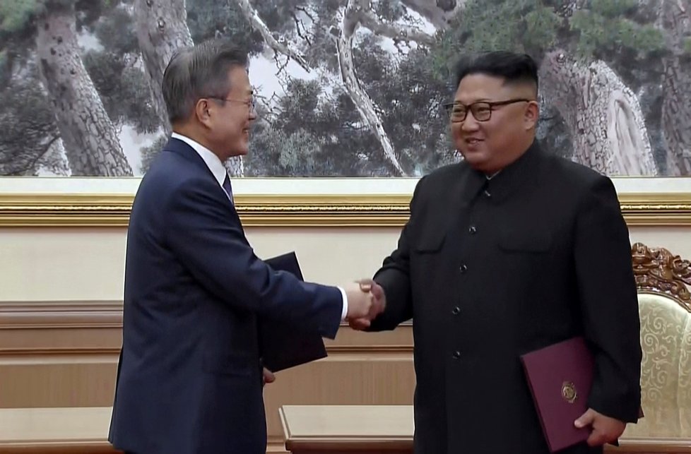 Jihokorejský prezident Mun Če-in a jeho protějšek z KLDR Kim Čong-un po společné dohodě (19. 9. 2018).