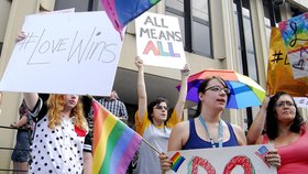 Před budovou soudu rozhodnutí oslavovaly desítky sympatizantů homosexuálního hnutí.