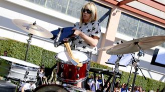 Basistka Sonic Youth Kim Gordonová vydává autobiografii skupiny