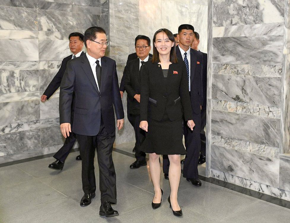 Kim Jo-čong, mladší sestra severokorejského diktátora Kim Čong-una. Kim je bratrovým velvyslancem, jeho jménem několikrát jednala například s jihokorejským prezidentem Mun Če-inem. Snímky z jednání v červnu 2019.