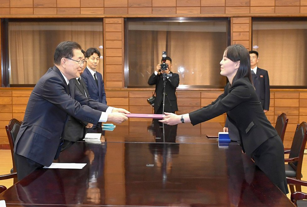 Kim Jo-čong, mladší sestra severokorejského diktátora Kim Čong-una. Kim je bratrovým velvyslancem, jeho jménem několikrát jednala například s jihokorejským prezidentem Mun Če-inem. Snímky z jednání v červnu 2019.
