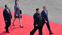Dvojice vpředu - jihokorejský prezident Mun Če-in a vůdce KLDR Kim Čong-un. Vzadu kráčí Kim Jo-čong, mladší sestra severokorejského lídra. Snímek je z 27. dubna 2018