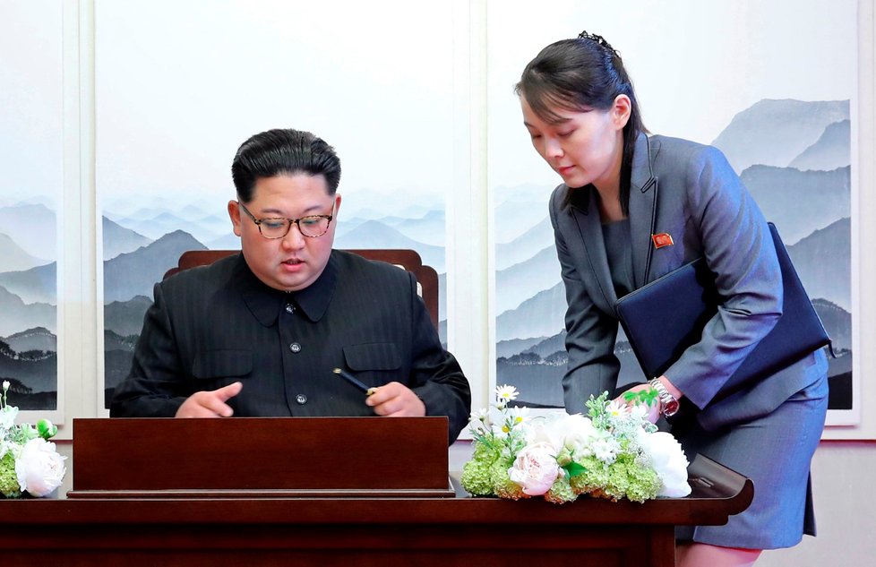 Kim Jo-čong se svým bratrem, severokorejským vůdcem Kim Čong-unem. Snímek je z 27. dubna 2018.