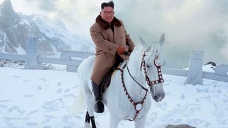 Kim stoupá na horu na bílém koni: Série bizarních fotografií může být předzvěstí velké akce severokorejského vůdce