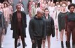 Kanye West při závěrečné děkovačce při defilé jeho modelů