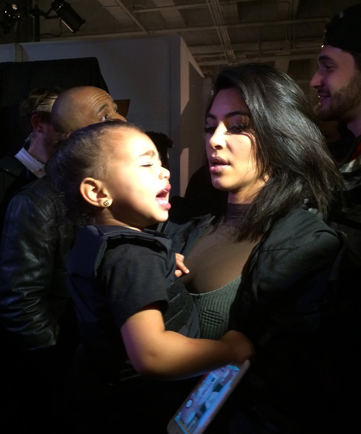 Kim s dcerou opouští přehlídku