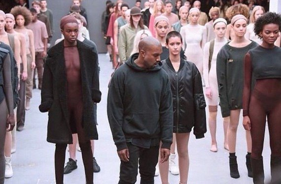 Kanye West při závěrečné děkovačce při defilé jeho modelů