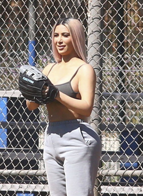 Kim Kardashian hrála baseball jen v podprsence a teplácích