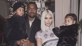 Kim Kardashian je trojnásobná matka! Které slavné ženy letos čekají příchod potomka?