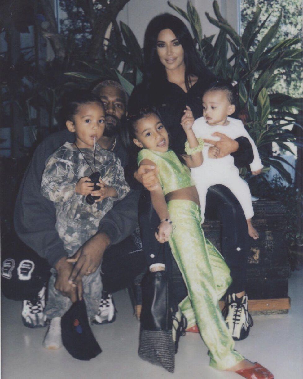 Pokus o společné rodinné foto Kim a Kanyeho s dětmi