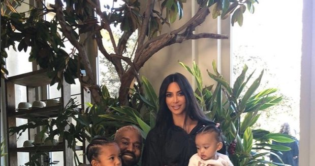 Pokus o společné rodinné foto Kim a Kayneho s dětmi