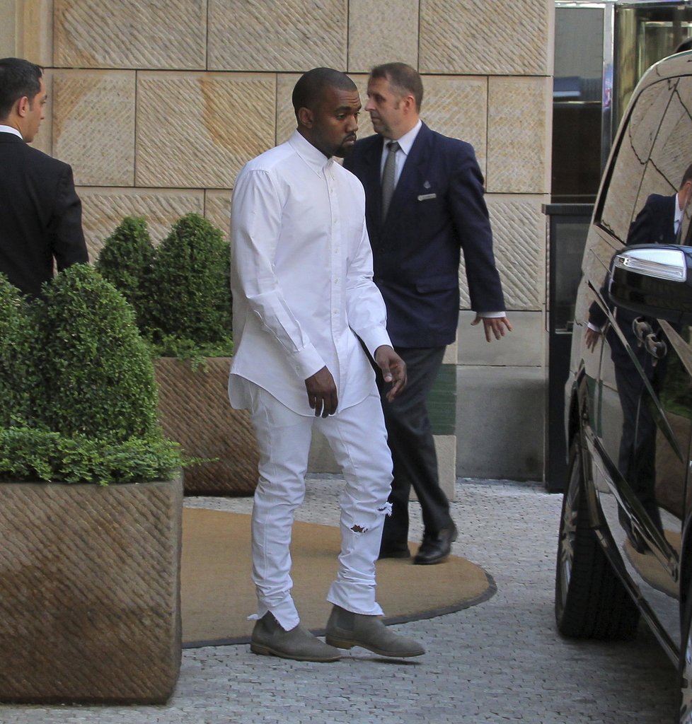 Kanye West zvolil sněhobílé oblečení.