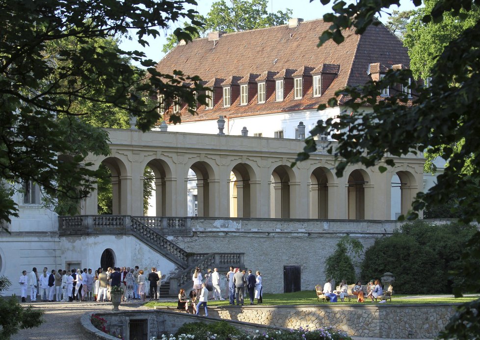 Přátelé Kim Kardashian a Kanyeho Westa si své ano řekli na zámku v Ploskovicích, kde se točil Formanův Amadeus.