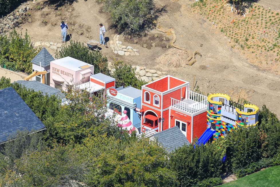 Kim Kardashianová nechala postavit dětem městečko na hraní.