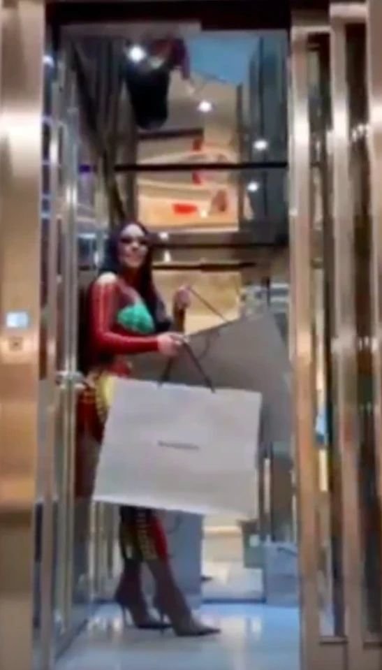 Kim Kardashianová sleduje, jak ji její muž Kanye West nechal samotnou s nákupními taškami.
