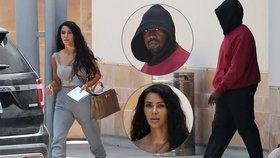 Nenalíčená Kim Kardashian s manželem Kanyem Westem odcházeli z nemocnice.