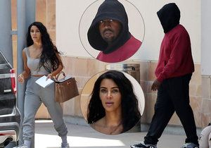 Nenalíčená Kim Kardashian s manželem Kanyem Westem odcházeli z nemocnice.