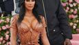 Kim Kardashian na Met Gala šokovala svým "mokrým" modelem