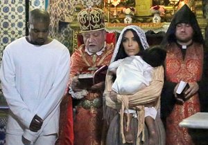 Kim Kardashian nechala pokřtít dcerku v Jeruzalémě a je z toho internetová senzace.