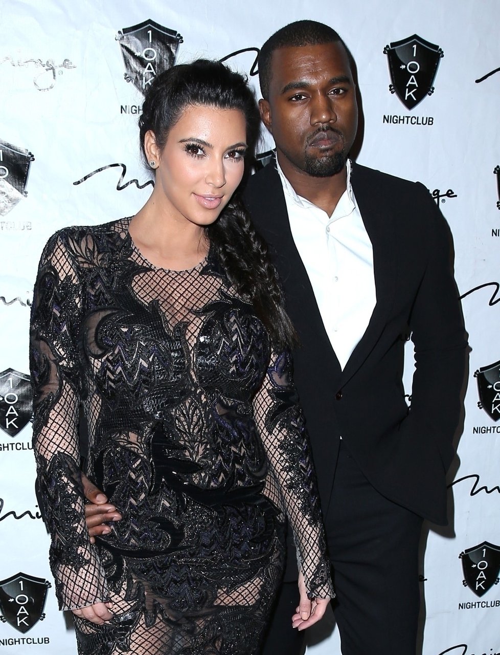 Kim Kardashian se chlubí sexy oblou postavou a přítelem Kanyem Westem