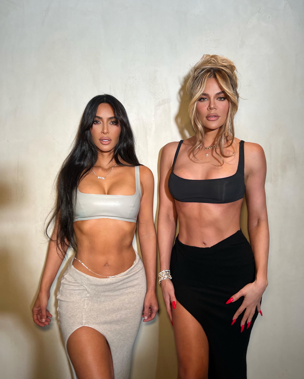 Sestry Kardashianovy ukázaly neuvěřitelně vysekaná břicha!