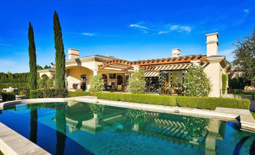 Kim Kardashian si vyhlédla luxusní vilu v kalifornském La Quinta - Součástí rozlehlé zahrady je i bazén.