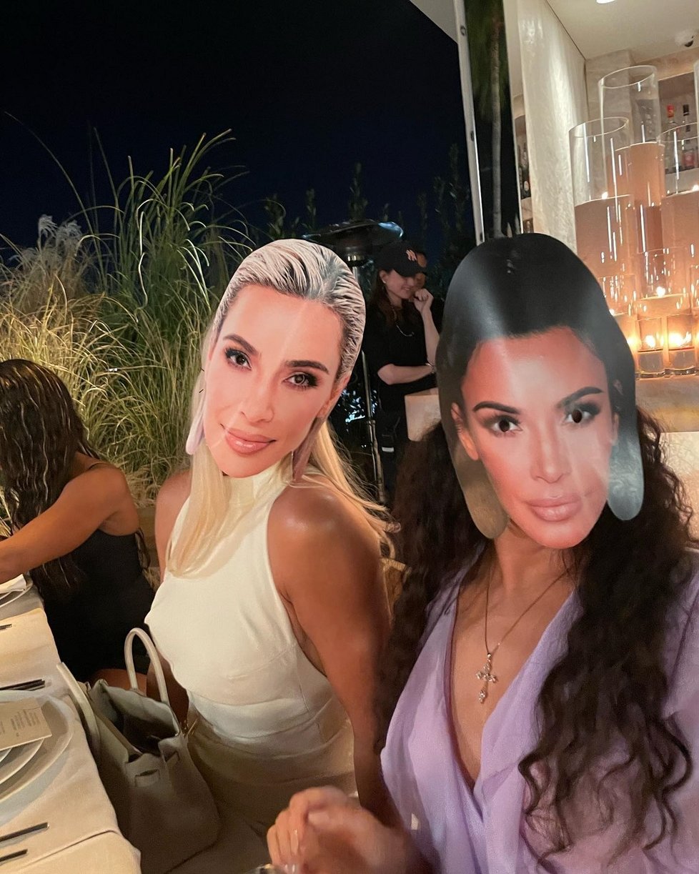 Oslava narozenin Kim Kardashianové: Khloé a spol. se bavily maskami s obličejem Kim.