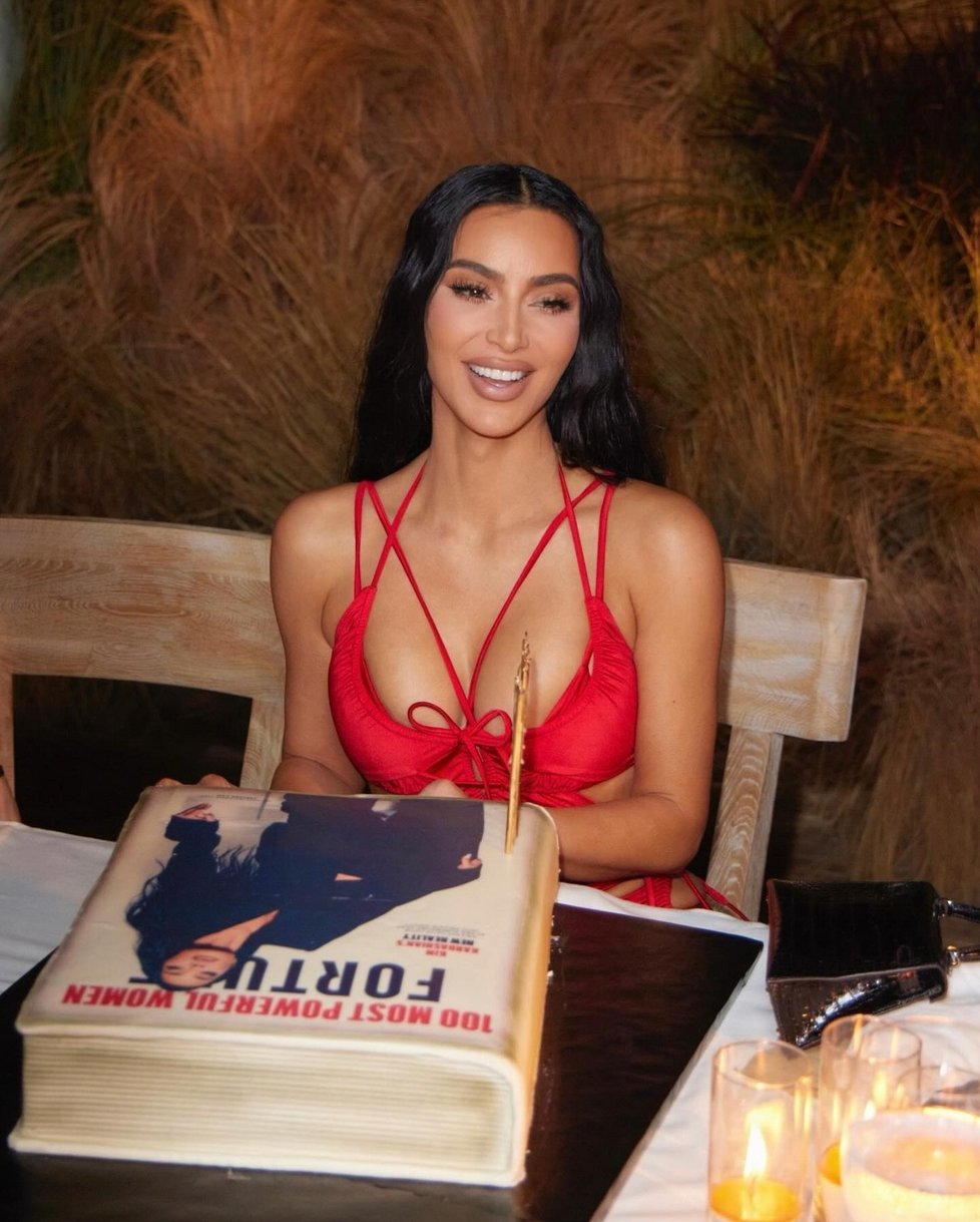 Oslava Kardashianové: Dort imitoval knihu, která Kim oslavuje jako mocnou ženu.