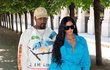 Kardashian se už asi z traumatu otřepala, zatímco West měl jaksi nepřítomný výraz. Tepláky, mikina, tenisky... Takhle holt West chodí do lepší společnosti.