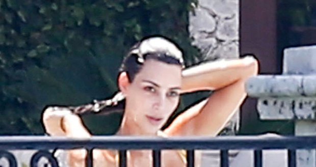 Kim Kardashian dráždí i na dovolené. Královně selfie vykoukla z plavek bradavka!
