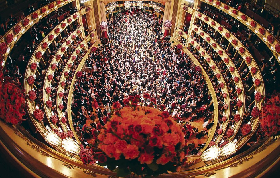 Vídeňský ples v Opeře je označován za vrchol celé plesové sezony.