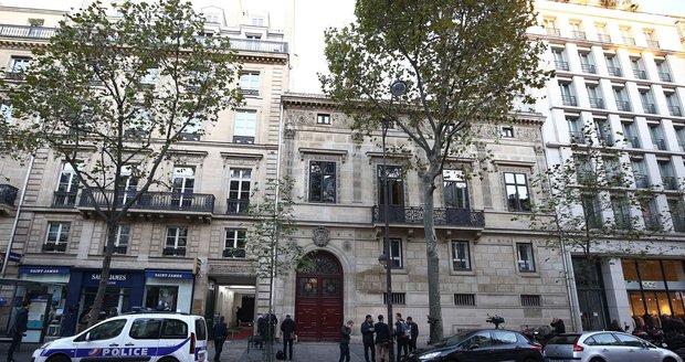 Hotel v Paříži, kde přepadli Kim Kardashian.