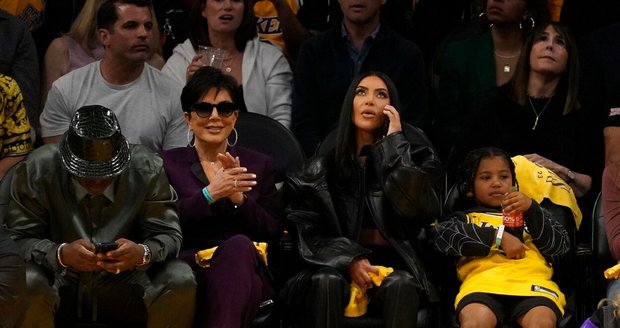 Kim Kardashianová se synem Saintem a maminkou Kris Jennerovou na basketu