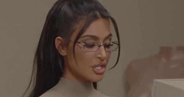 Kim Kardashian vynalezla podprsenku s bradavkami.