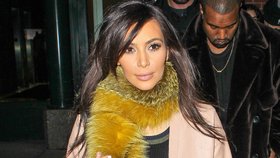 Kim Kardashian nedá na kožešinový šál dopustit!