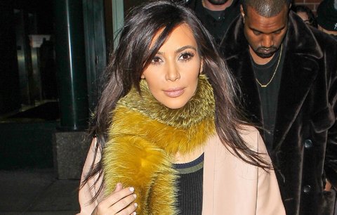 Styl podle celebrit: Kožešinovým šálem se zahřívá i Kim Kardashian!