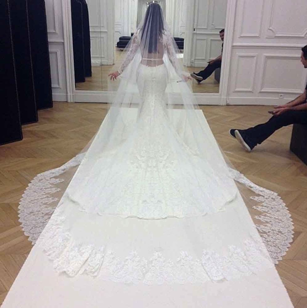 2014 - Na svatbu se svým současným manželem si vzala svatební šaty s opravdu dlouhou vlečkou.