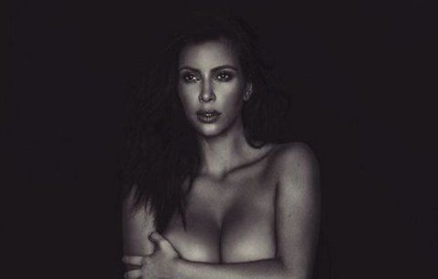 Celebrity na síti: Nahá Kim Kardashian a Elizabeth Hurley po probuzení