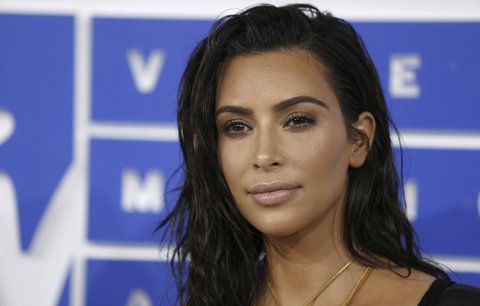 Přepadení Kim Kardashian, po němž skončila s roubíkem v puse: Zatkli 16 lidí