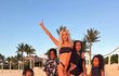 Kim Kardashianová s dětmi na pláži