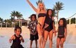 Kim Kardashianová s dětmi na pláži Kim Kardashianová s dětmi na pláži
